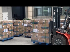 Работники нагружают корабли